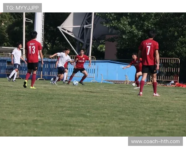 足球教练与球星共演精彩视频展现团队精神与赛场魅力